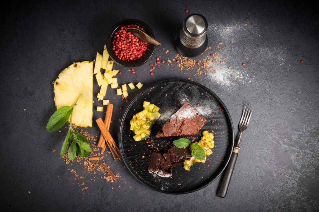 Würziger Schokoladengenuss: Brownies mit Ananas-Minz-Ragout