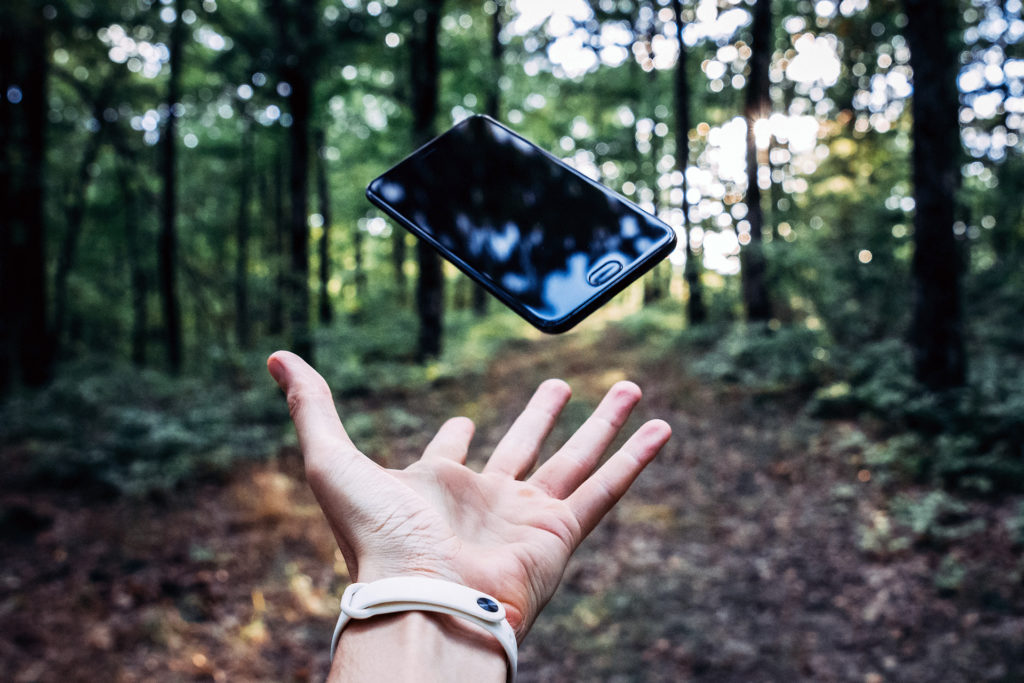 Neue Umfrage zählt 199 Millionen alte Handys in deutschen Schubladen. Jetzt mit der Deutschen Umwelthilfe »Handys für die Umwelt« sammeln!