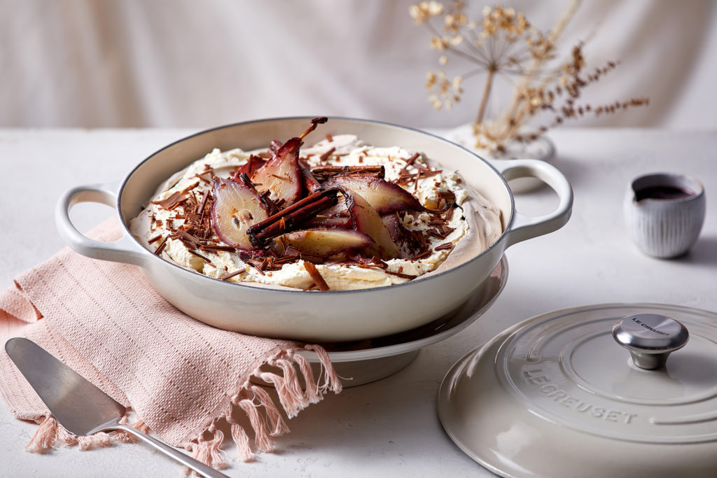 Schokoladen-Pavlova mit pochierten Birnen