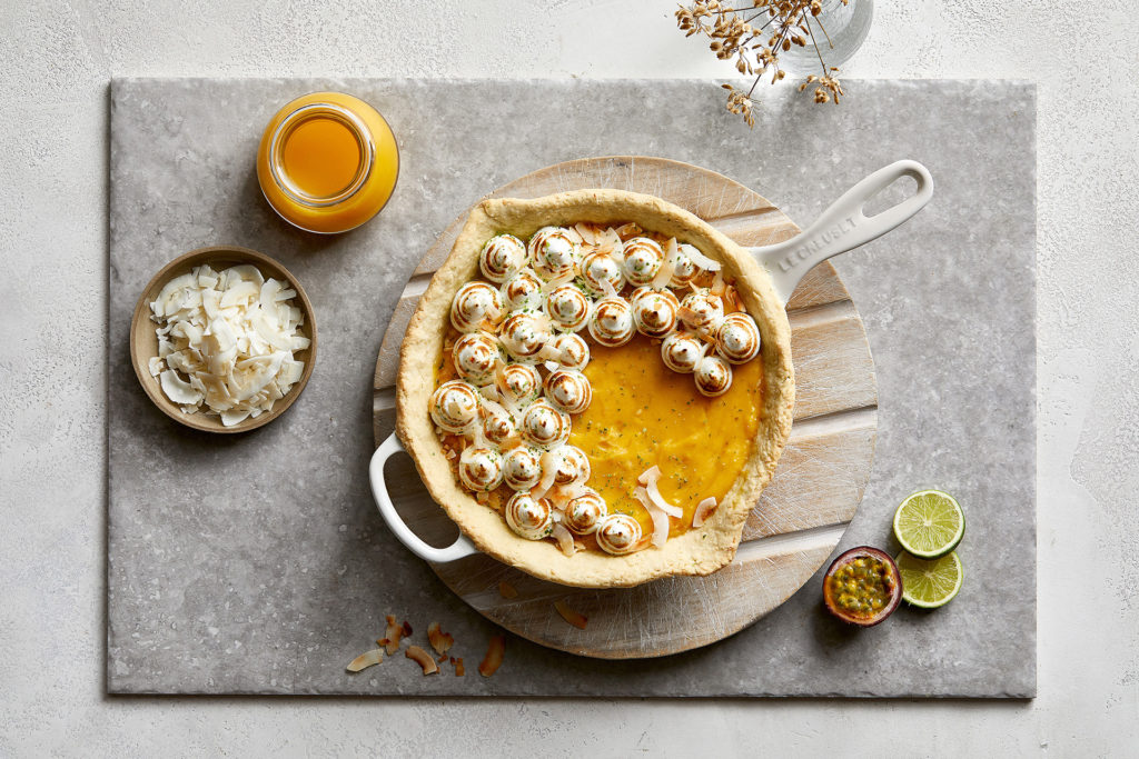 Tropische Pfannen-Tarte mit Curd, Baiser und gerösteter Kokosnuss