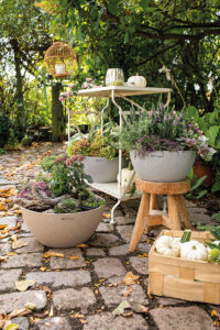 Herbstliches Ambiente mit CUBETO Stone 30 und 40 in Sandbraun und Steingrau