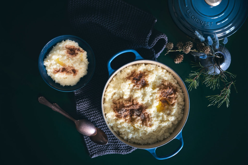 Risengrød – Traditioneller skandinavischer Milchreis mit Zimt, Zucker und Butter