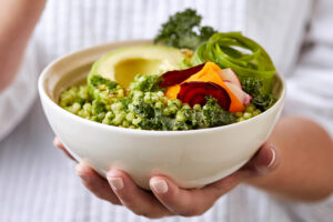 Grüne Bowls mit Couscous, Dukkah und Avocado