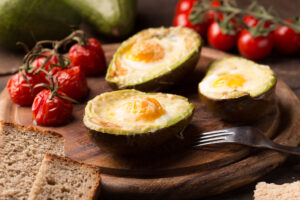 Perfektes Faulenzerfrühstück: Gebackene Avocado-Spiegeleier
