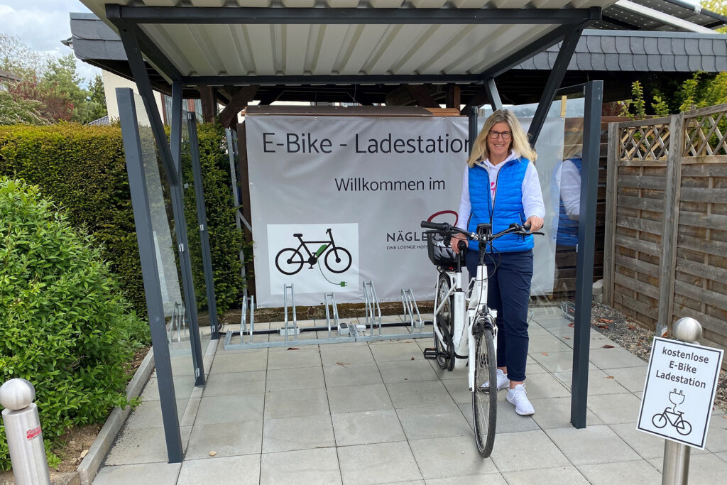 »Auftanken« im Nägler's Fine Lounge Hotel – Hoteldirektorin Diana Nägler mit ihrem E-Bike am neuen Bikeport