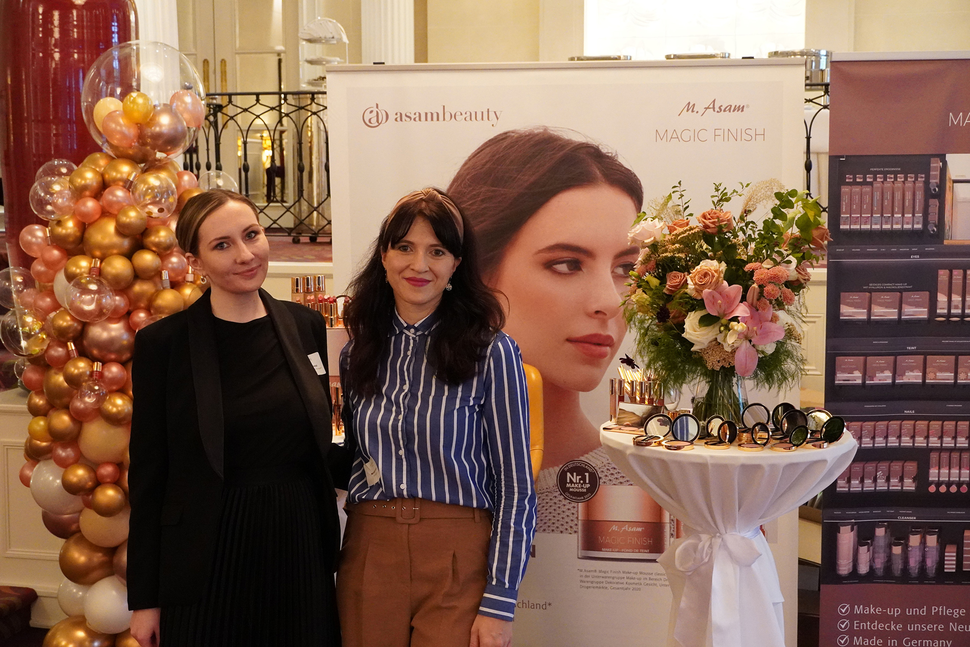 Carmen Ignatzi und Manuela Heindl am Stand von asambeauty