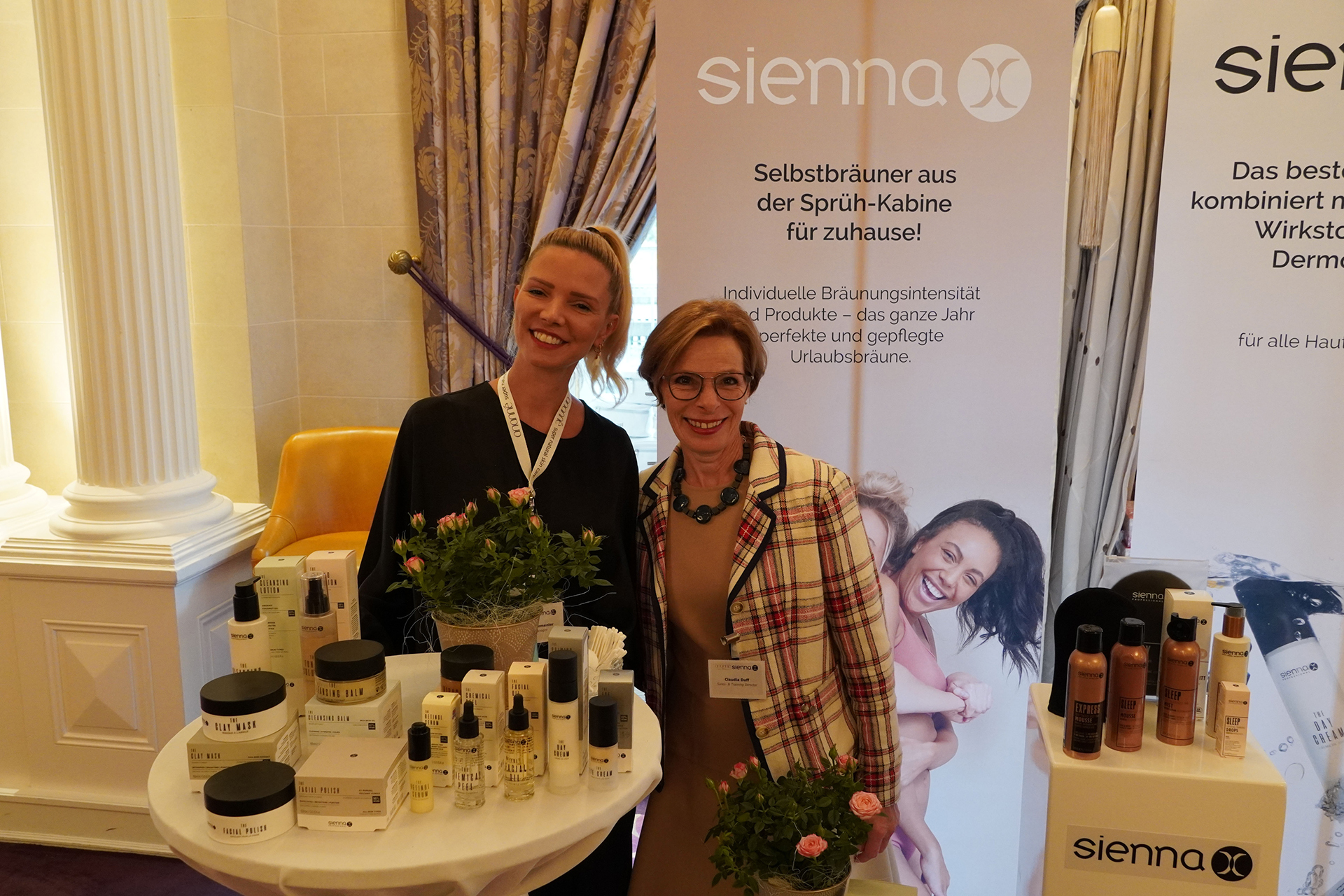 Sezgi Degirmenler und Claudia Duff hatten am Stand von siennaX sichtlich viel Spaß