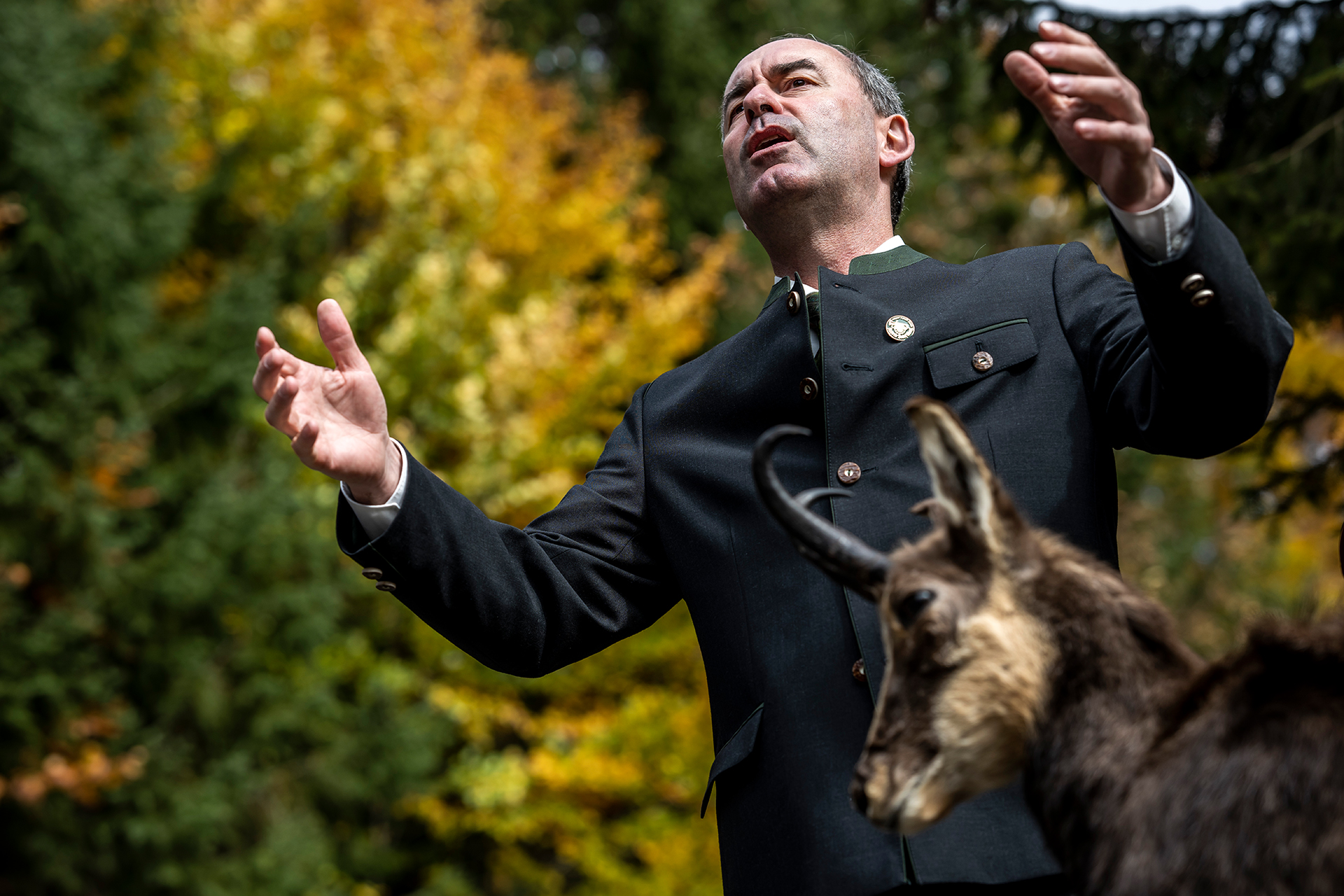 Wirtschaftsminister Hubert Aiwanger bei der Eröffnung der Gemsbeobachtungsstation am Riedbergpass