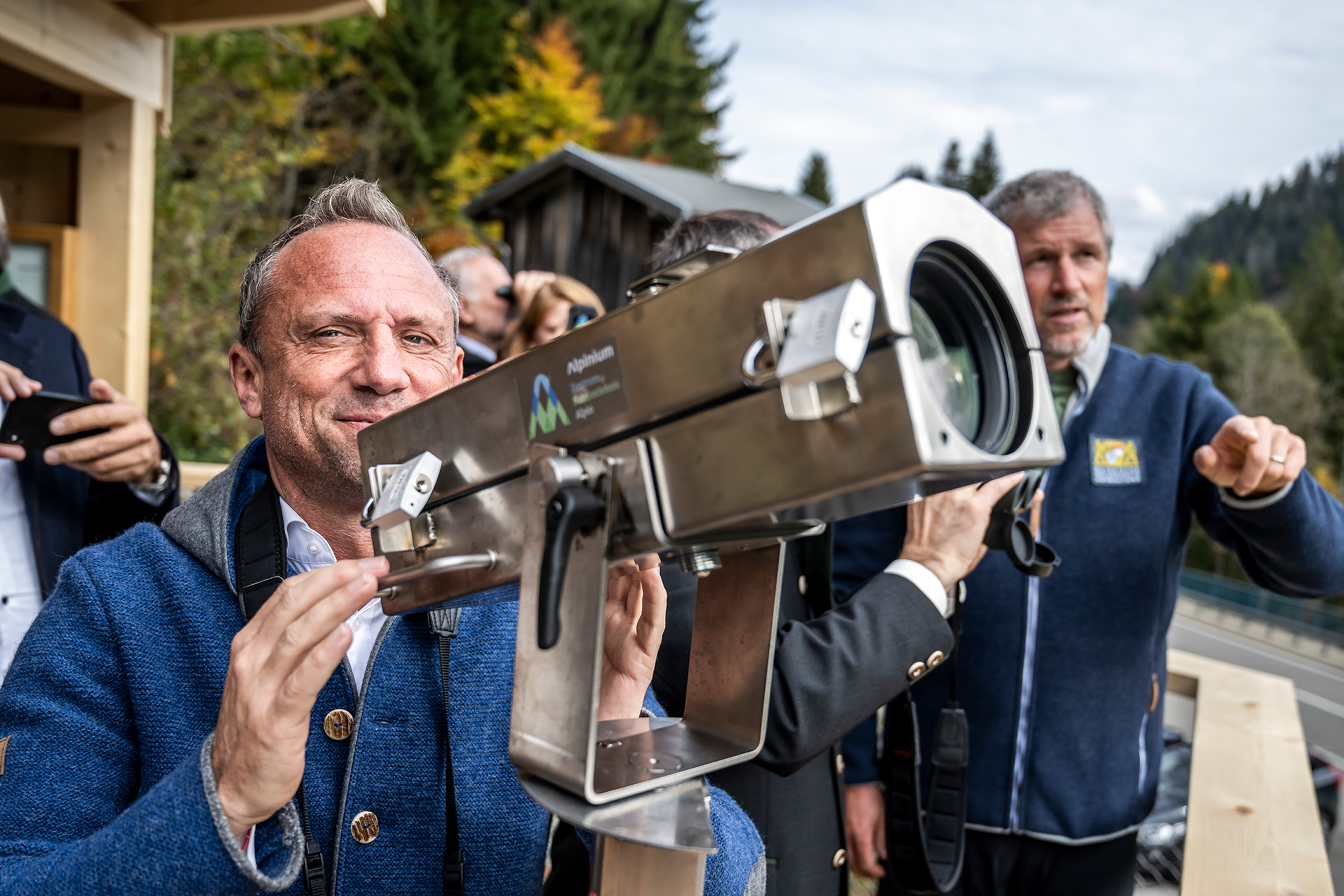 Umweltminister Thorsten Glauber haben es die neuen Fernrohre sichtlich angetan
