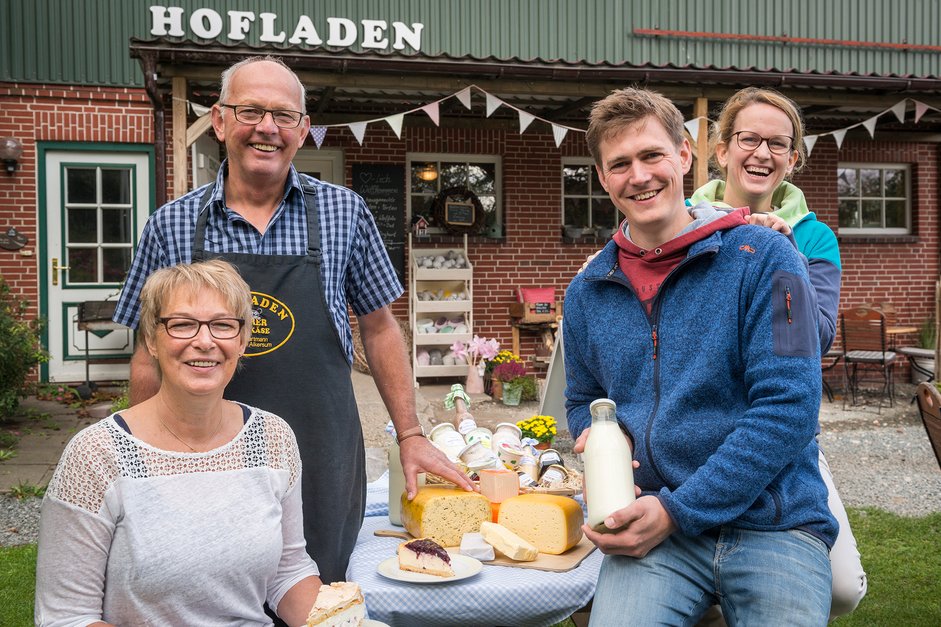 Familie Hartmann vor ihrem Hofladen