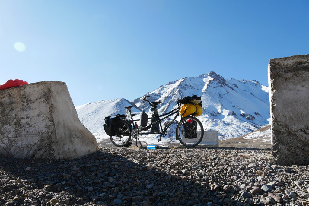 Ein Paar, ein Tandem und 15.000 km nach Indonesien | Foto: Das Tandem beim Frühstückshalt auf dem Weg zum Ak Baital Pass (4655 Meter), Tadschikistan