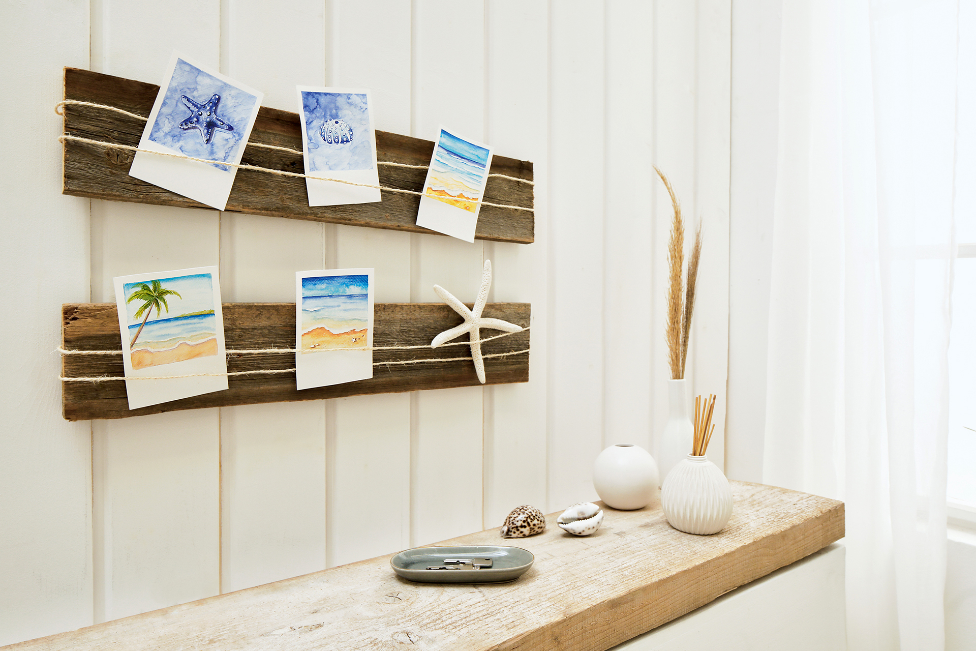 Aufgespannt auf einer Holzdiele wirken die Polaroid-Aquarelle besonders hübsch