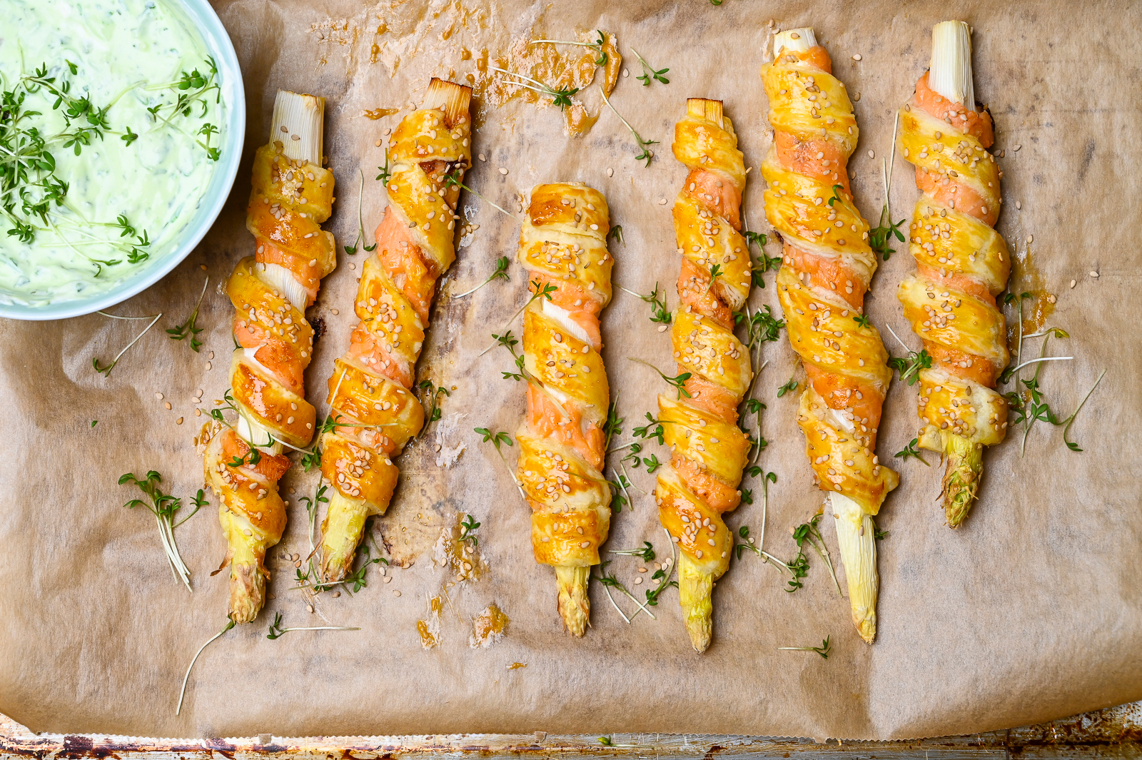 Spargel-Sticks im Lachs-Blätterteigmantel