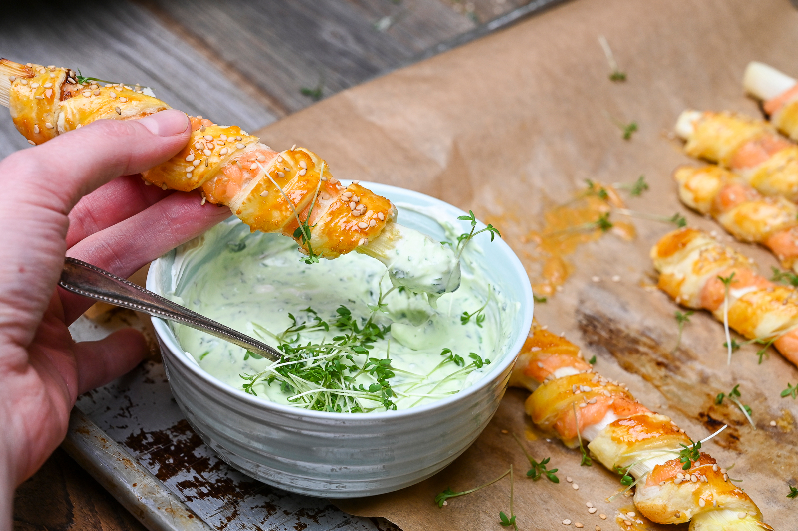 Spargel-Sticks im Lachs-Blätterteigmantel sind ein toller Hingucker beim Brunch