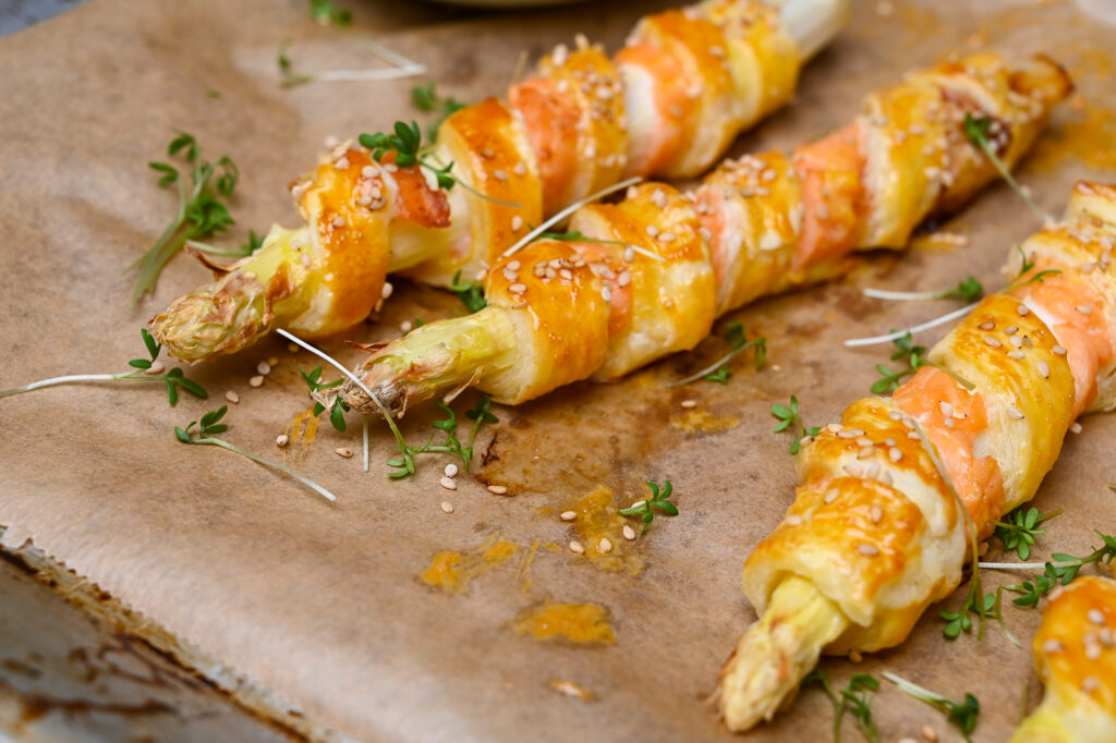 Spargel-Sticks im Lachs-Blätterteigmantel