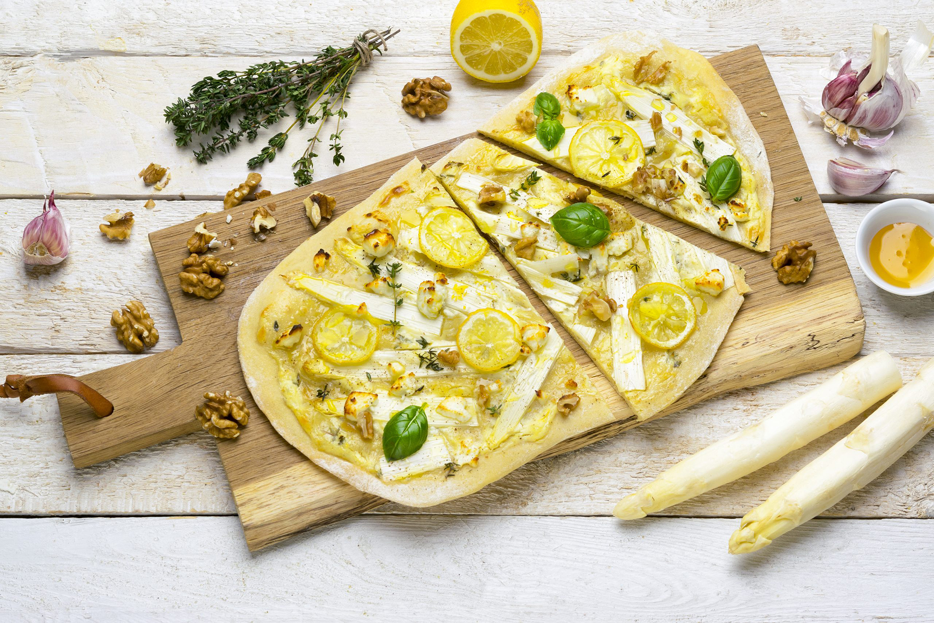 Köstlich: Spargel-Zitronen-Pizza mit Ziegenkäse und Honig