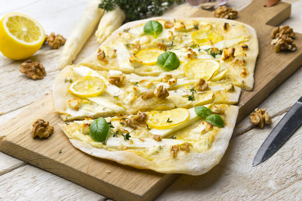 Spargel-Zitronen-Pizza mit Ziegenkäse und Honig