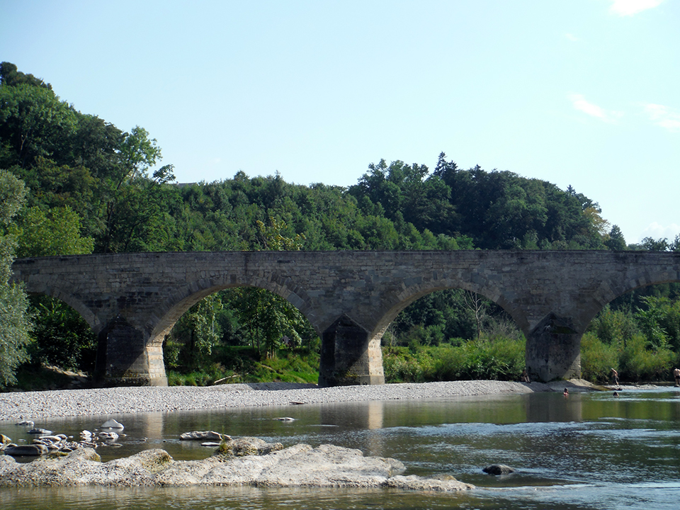 Im schützenden Schatten der Brücke fühlen sich vor allem junge Familien wohl