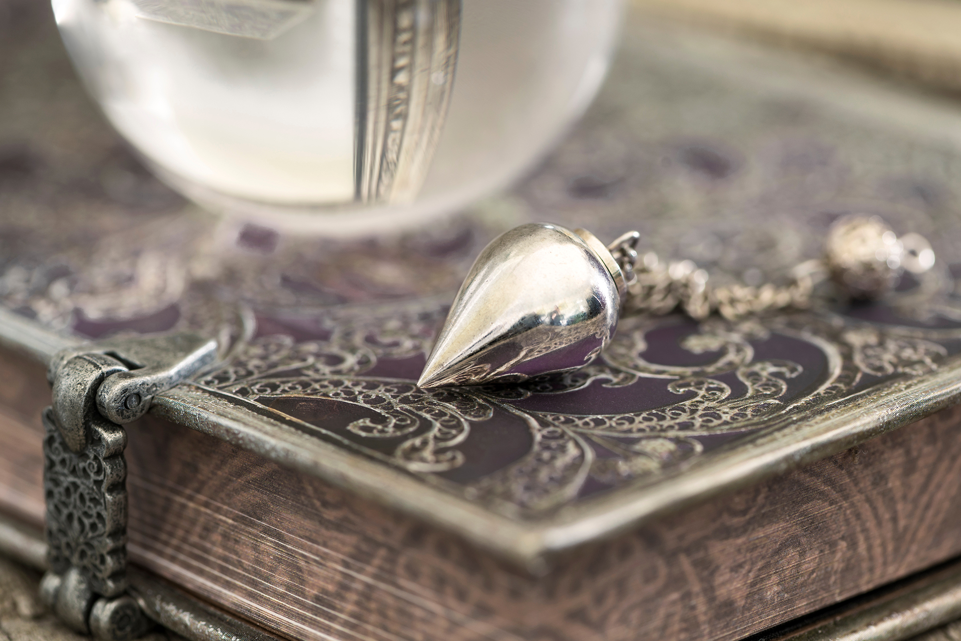 Jetzt wird's mystisch! – Von Weihrauch, Hokuspokus und magischen Bräuchen