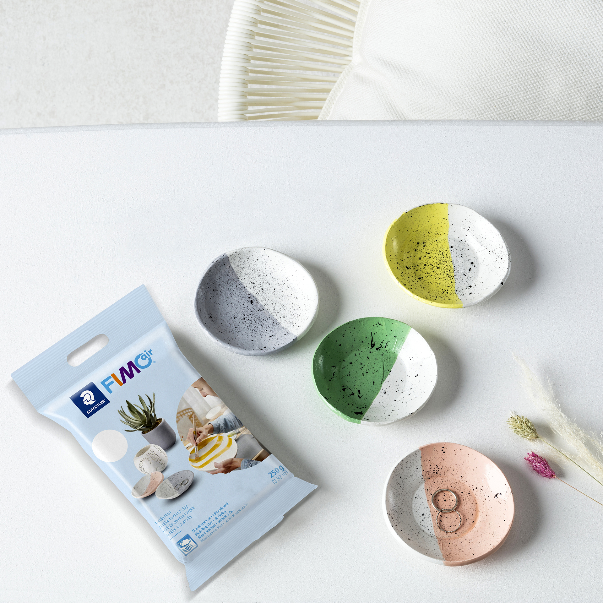 Ob allein oder in der Gruppe – die Schalen aus FIMOair bringen Farbe in dein Zuhause!