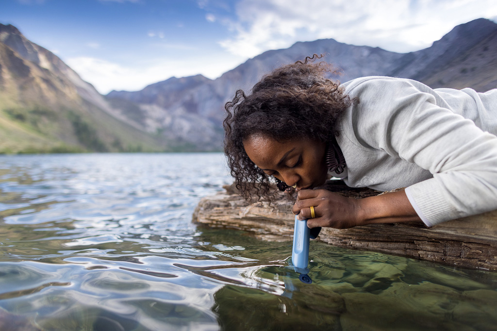 Geschenke für Globetrotter: LifeStraw Peak Series – Wasserfilter der neuen Generation