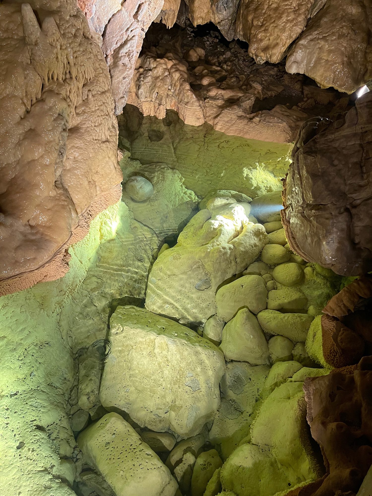 Spooky: »Badebecken« im Inneren der Erde