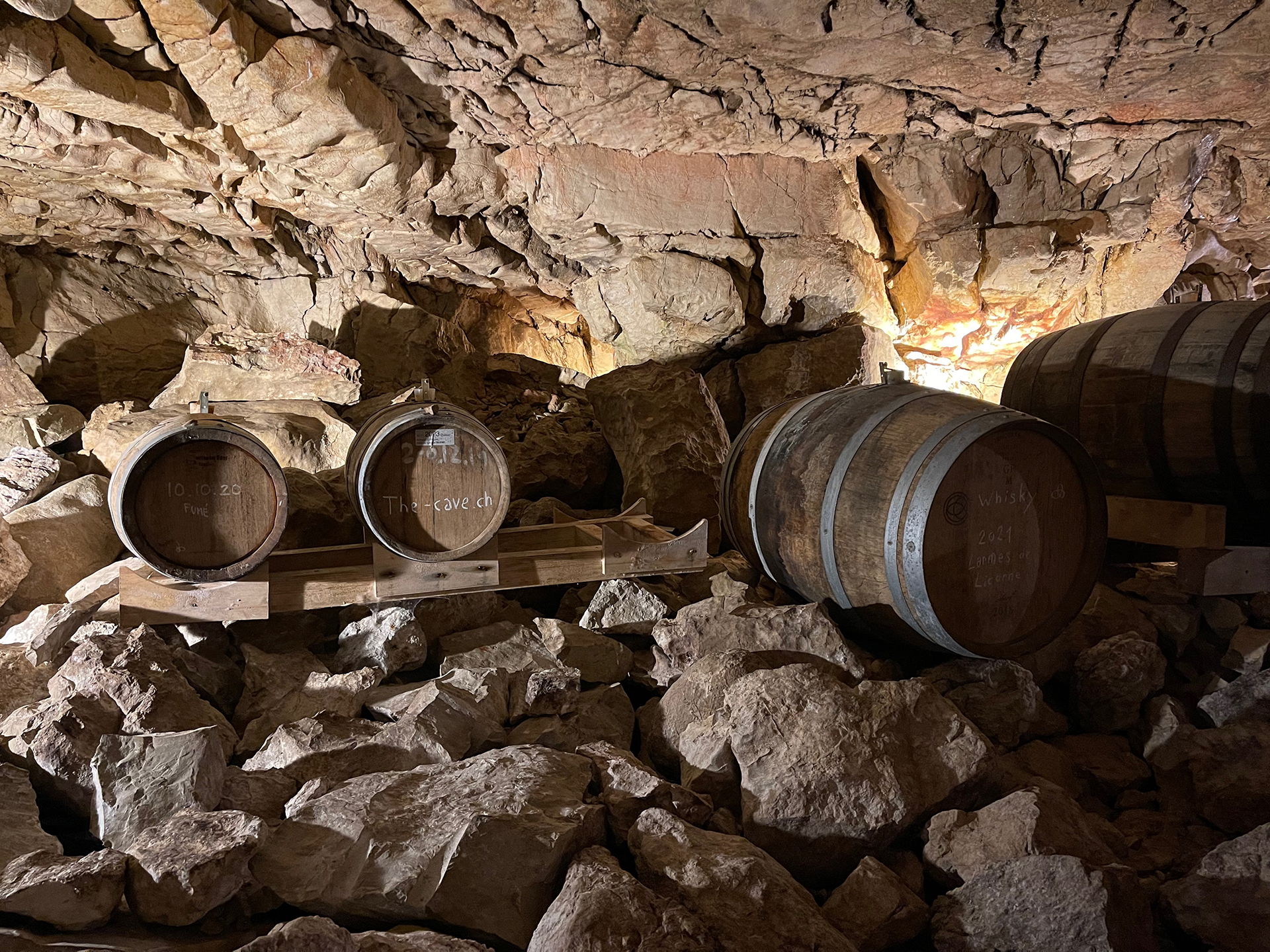 Im Herzen der Grotten kreiert ein regionaler Whiskybrauer jedes Jahr einen einzigartigen kostbaren Whisky. Er reift in der stabilen und feuchten Atmosphäre der Höhlen in Einzelfässern.