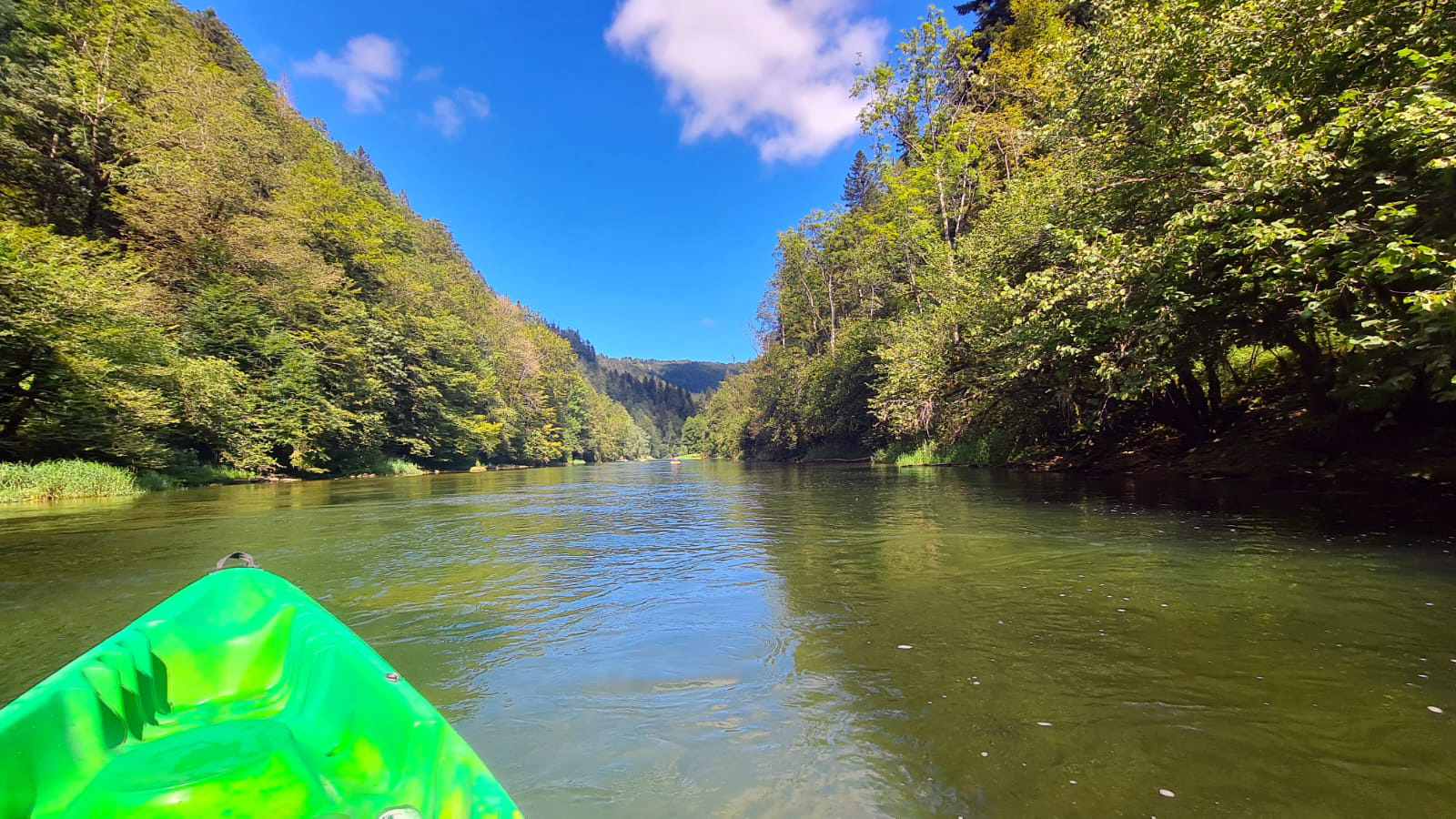 Anna allein auf dem Doubs