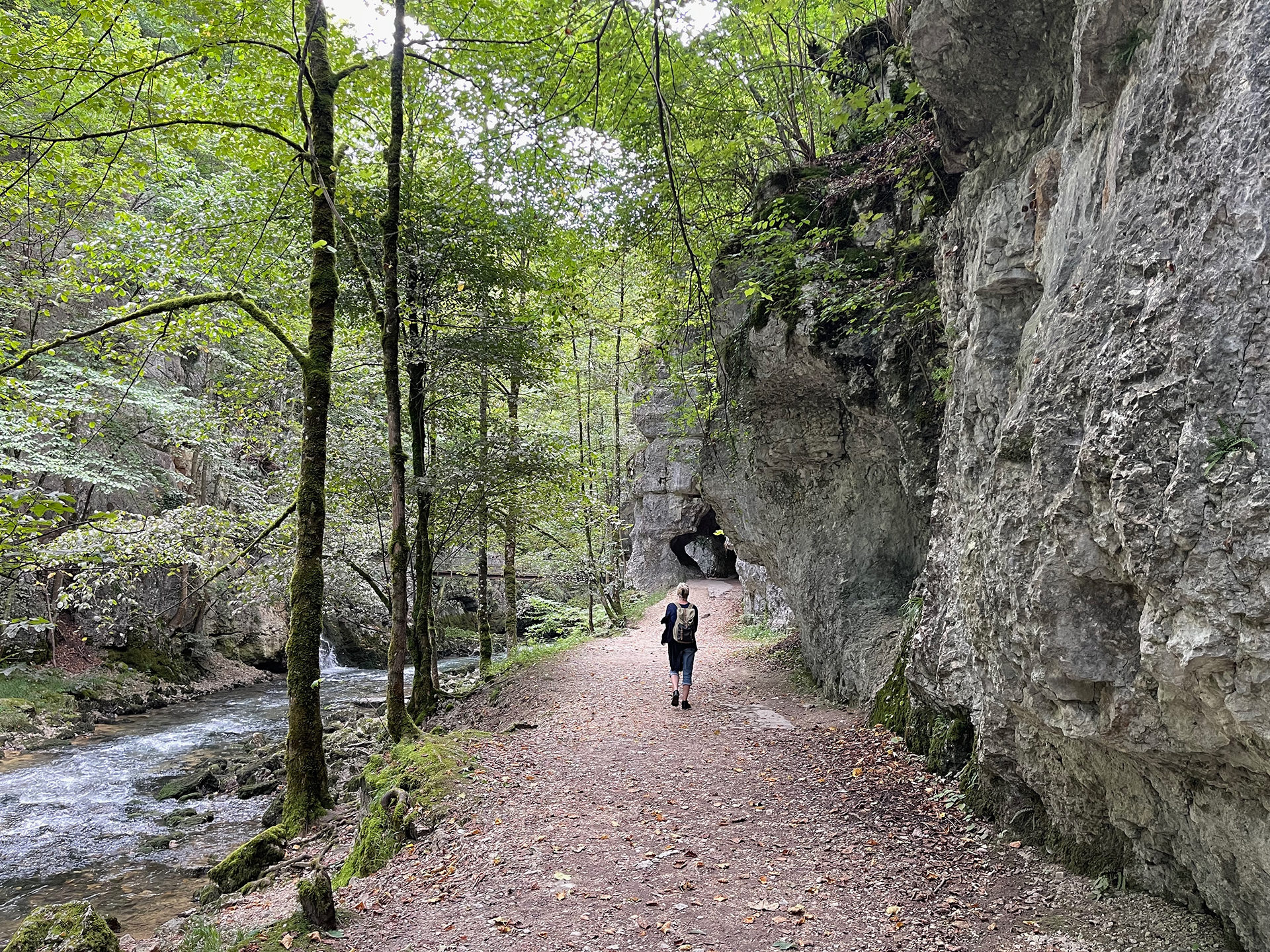 Nach und nach zeigt sich die Taubenlochschlucht schroffer und urtümlicher