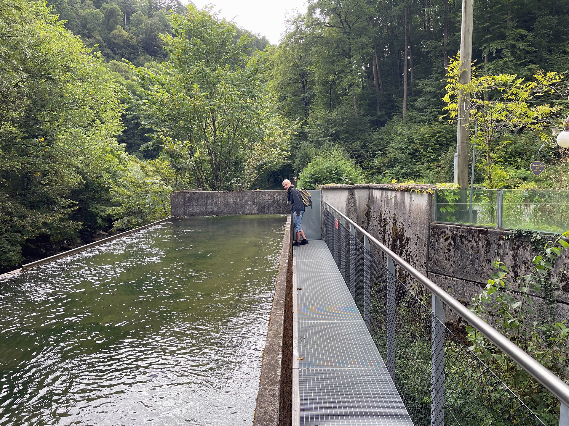 Eine kleine Tür öffnet den Zugang zur Taubenlochschlucht