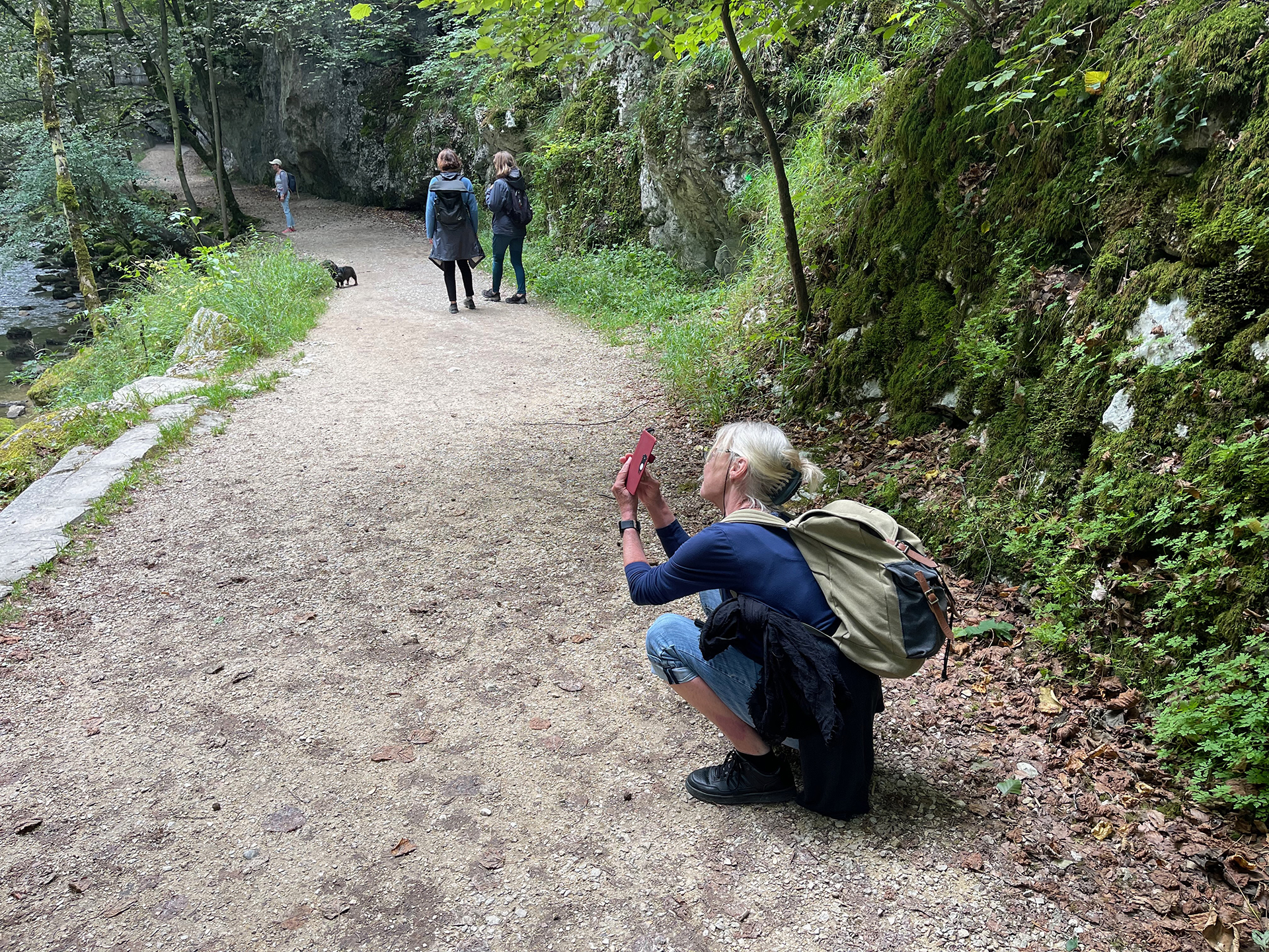 Bis auf Höhe des ESB-Kleinwasserkraftwerkes ist der Wanderweg breit und gut befestigt