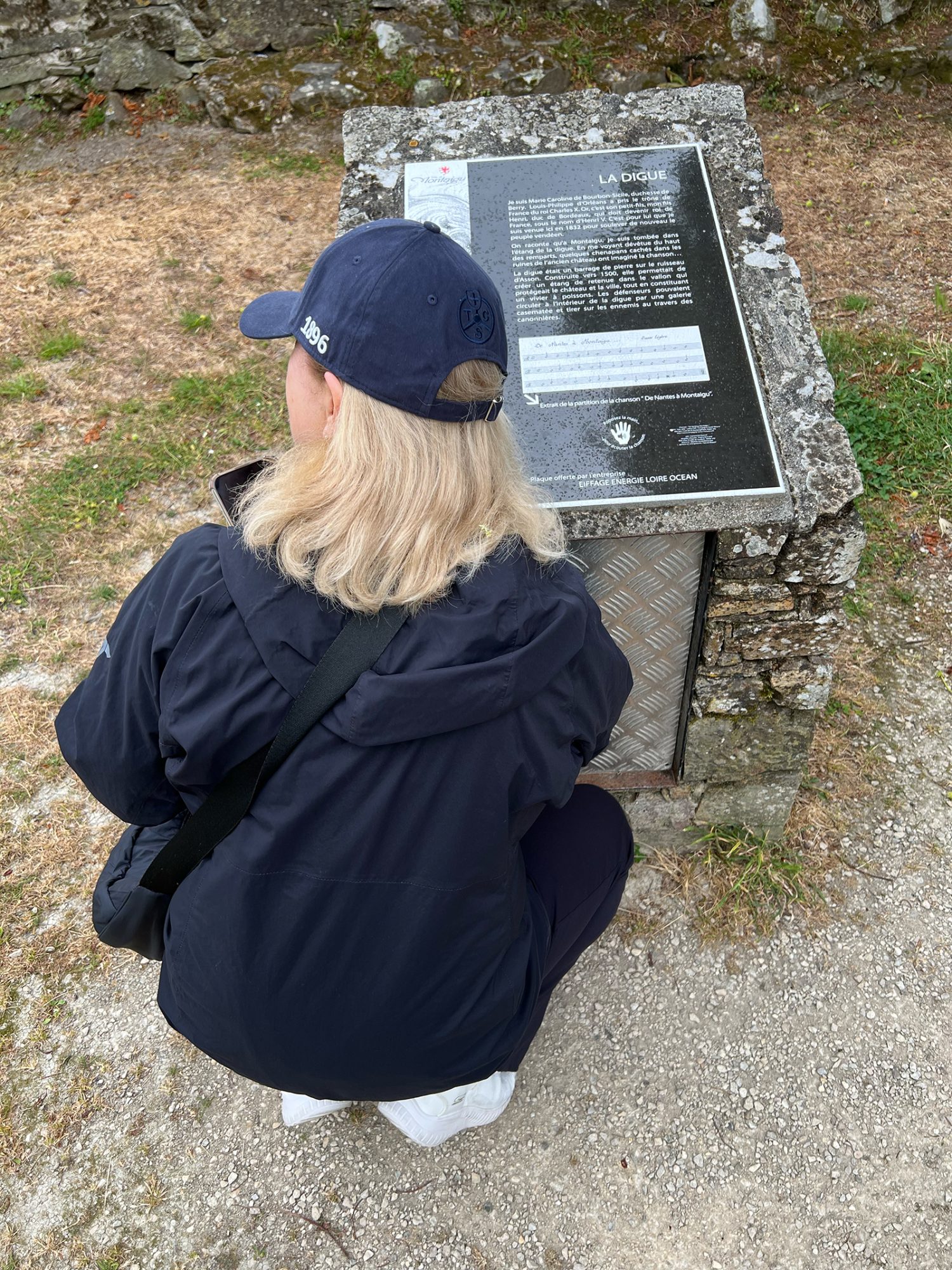Christina vor einer der vielen sprechenden Historientafeln in Montaigu