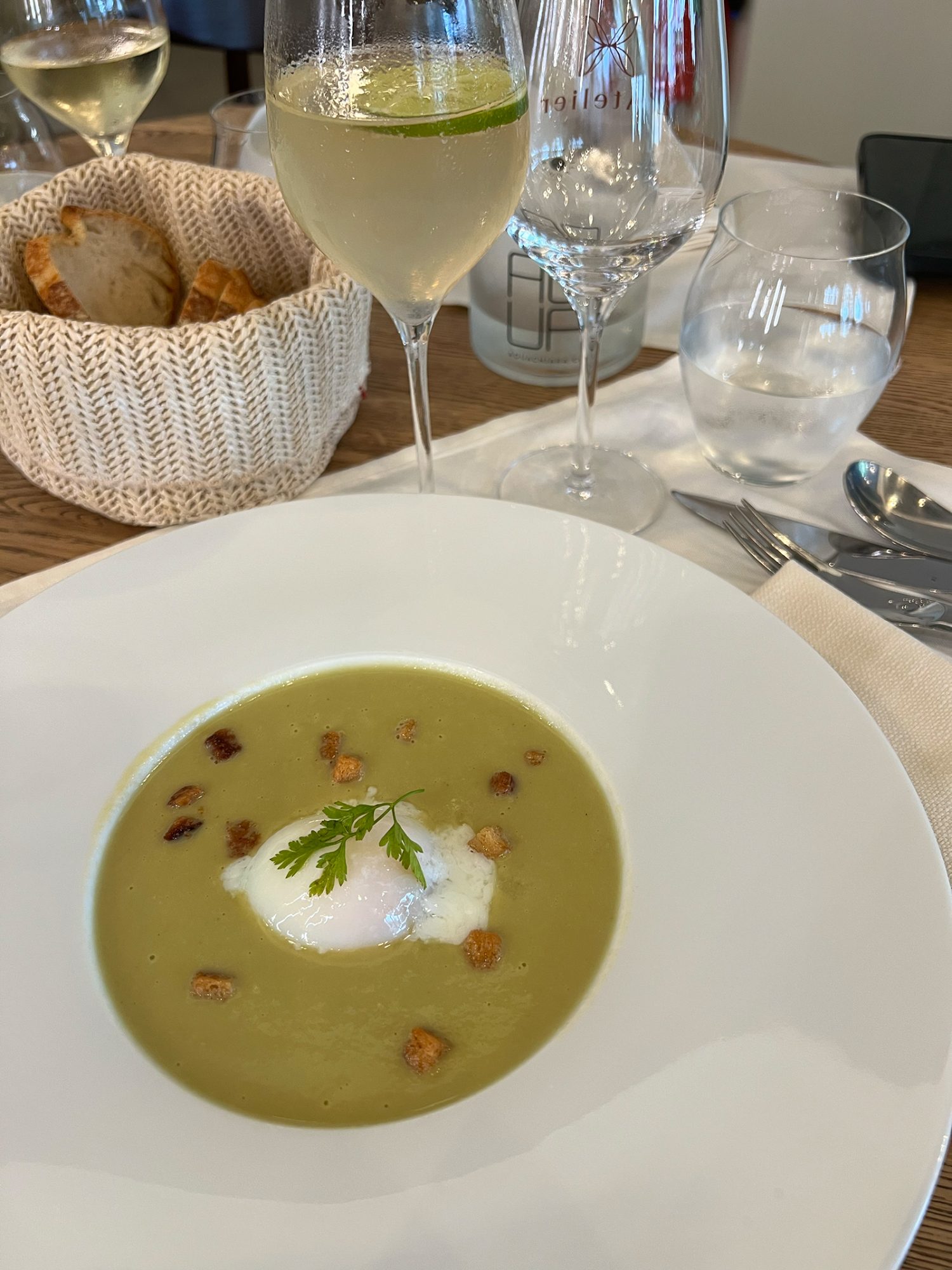 Suppe im Bistro L’Atelier