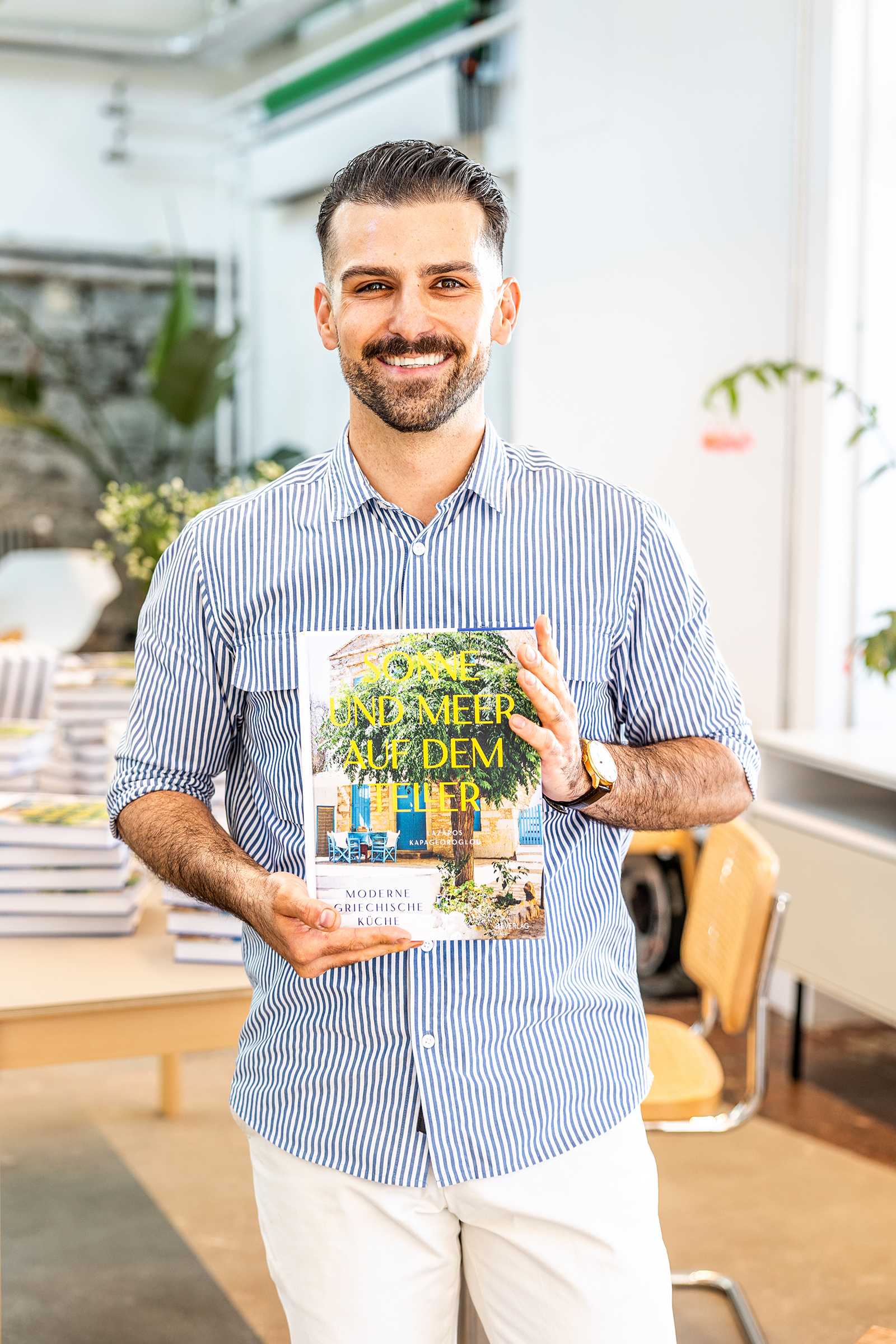 Laz Kapageoroglou mit seinem Kochbuch »Sonne und Meer auf dem Teller«