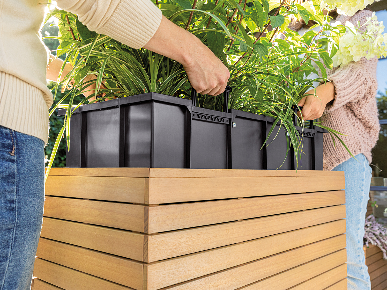 Design und Funktionalität auf höchstem Niveau: Ein herausnehmbarer Pflanzeinsatz mit versenkbaren Griffen aus 100 Prozent recyceltem Kunststoff (Post-Industrial-Recyclate) ermöglicht ein einfaches Umtopfen