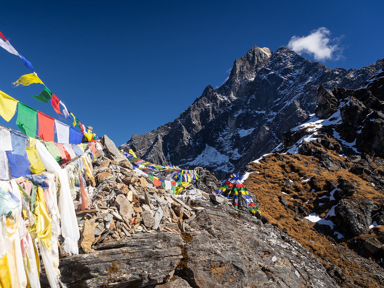 Sherpa Adventure Gear | Foto: Gebetsfahnen auf dem Gipfel des Zatra-la-Passes in Nepal
