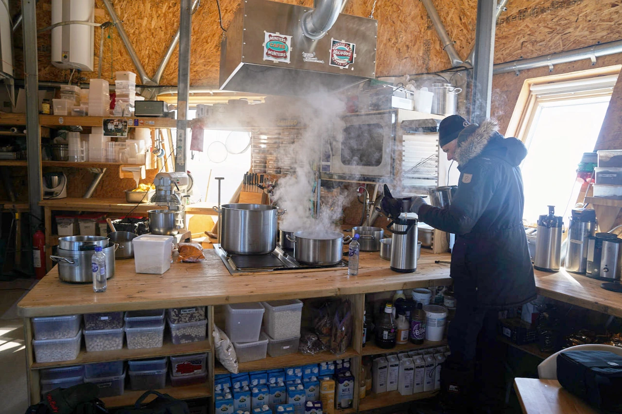 Read more about the article May 14: Second day at EGRIP – sleeping in cold conditions