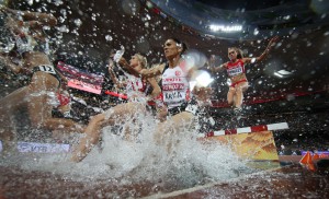 ÐÂ»ªÉçÕÕÆ¬£¬±±¾©£¬2015Äê12ÔÂ30ÈÕ ¼¤Õ½Õýº¨ 2015Äê8ÔÂ26ÈÕ£¬²ÎÈüÑ¡ÊÖÔÚ±ÈÈüÖÐ¡£ µ±ÈÕ£¬2015Äê¹ú¼ÊÌïÁªÊÀ½çÌï¾¶½õ±êÈüÅ®×Ó3000Ã×ÕÏ°­¾öÈüÔÚ±±¾©¹ú¼ÒÌåÓý³¡¡°Äñ³²¡±¾ÙÐÐ¡£ ÐÂ»ªÉç¼ÇÕßÍõÀöÀòÉã