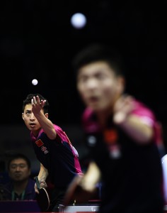 ÐÂ»ªÉçÕÕÆ¬£¬±±¾©£¬2015Äê12ÔÂ30ÈÕ ²¢¼ç×÷Õ½ 2015Äê5ÔÂ1ÈÕ£¬·½²©£¨×ó£©ÔÚ±ÈÈüÖÐ£¬Óë´ËÍ¬Ê±¶ÓÓÑ·®Õñ¶«ÔÚÁíÒ»¸ö³¡µØ½øÐÐ±ÈÈü¡£ µ±ÈÕ£¬ÔÚËÕÖÝ¾ÙÐÐµÄµÚ53½ìÊÀ½çÆ¹ÅÒÇò½õ±êÈüÄÐµ¥µÚËÄÂÖ±ÈÈüÖÐ£¬ÖÐ¹úÑ¡ÊÖ·½²©ÒÔ4±È3Õ½Ê¤¶ÓÓÑÐíê¿£¬·®Õñ¶«ÒÔ4±È1Õ½Ê¤ÈÕ±¾Ñ¡ÊÖµ¤ÓðÐ¢Ï£¡£ ÐÂ»ªÉç¼ÇÕßÀîæØÉã