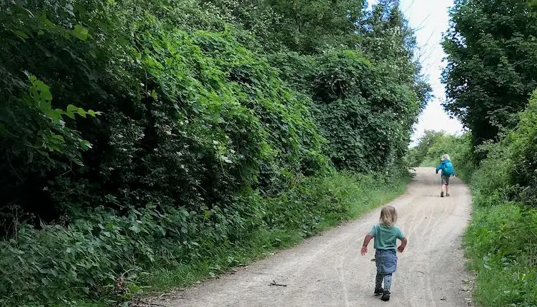 twee kinderen die op een bospad lopen