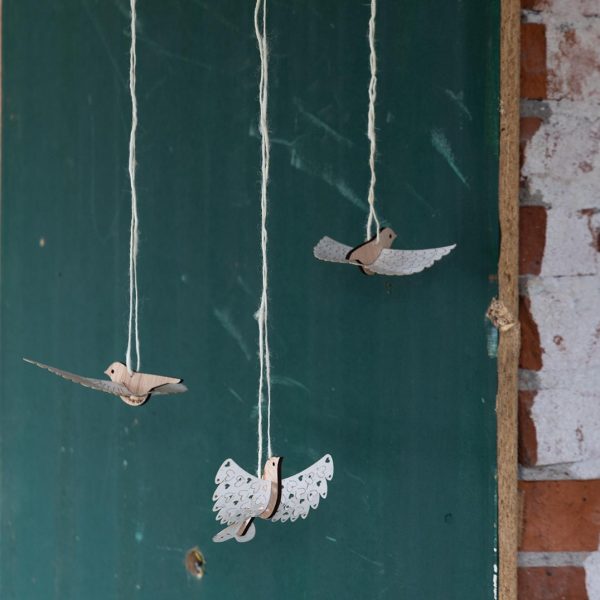 3 elegante vogels van MDF met handgemaakt papieren vleugels hangend aan een wol gesponnen draad