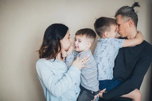 Wat zijn Familieopstellingen en andere veelgestelde vragen. Man en vrouw met met twee kinderen. Ouders met hun zoontjes.