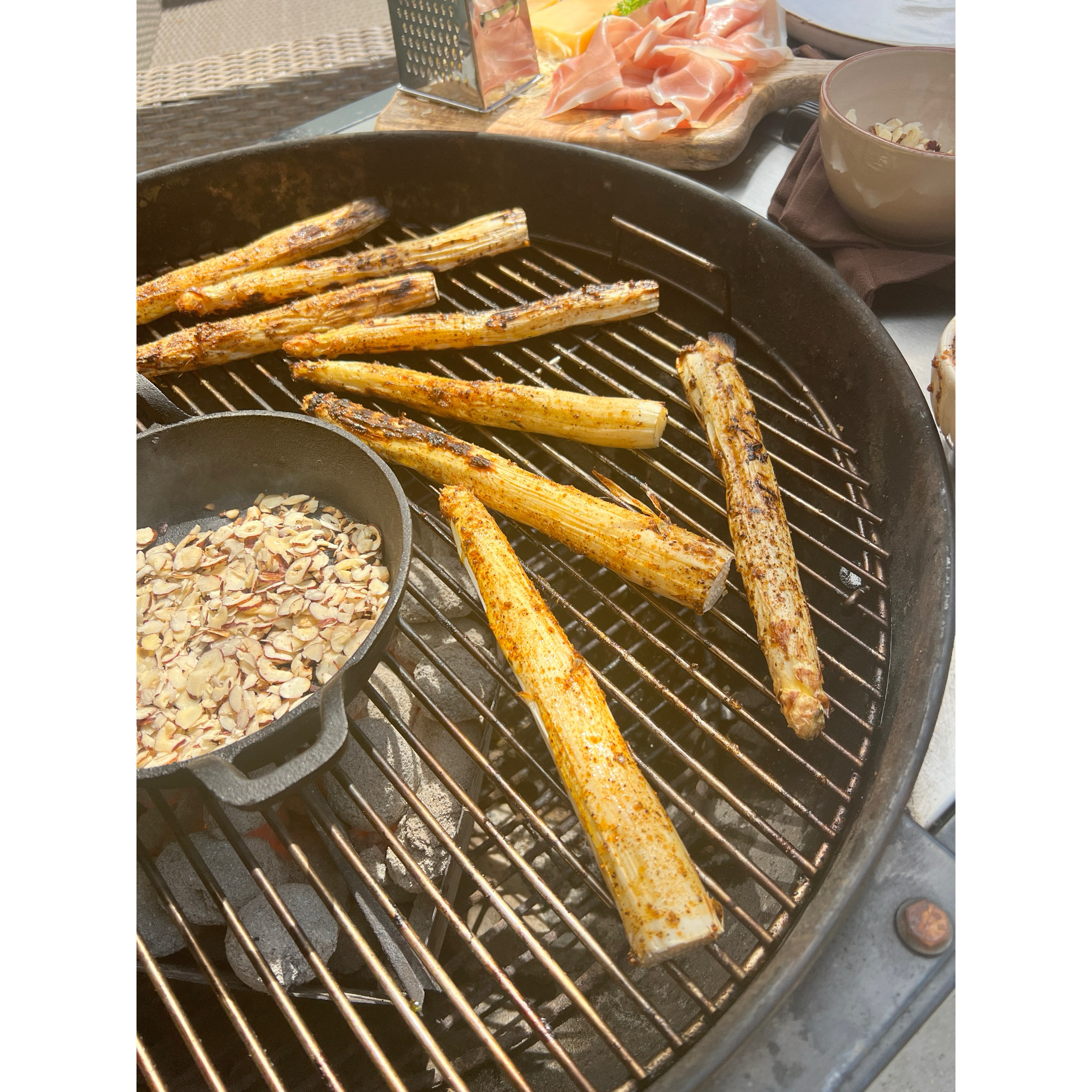 BBQ penslet hvide asparges, parmaskinke og hasselnødder  