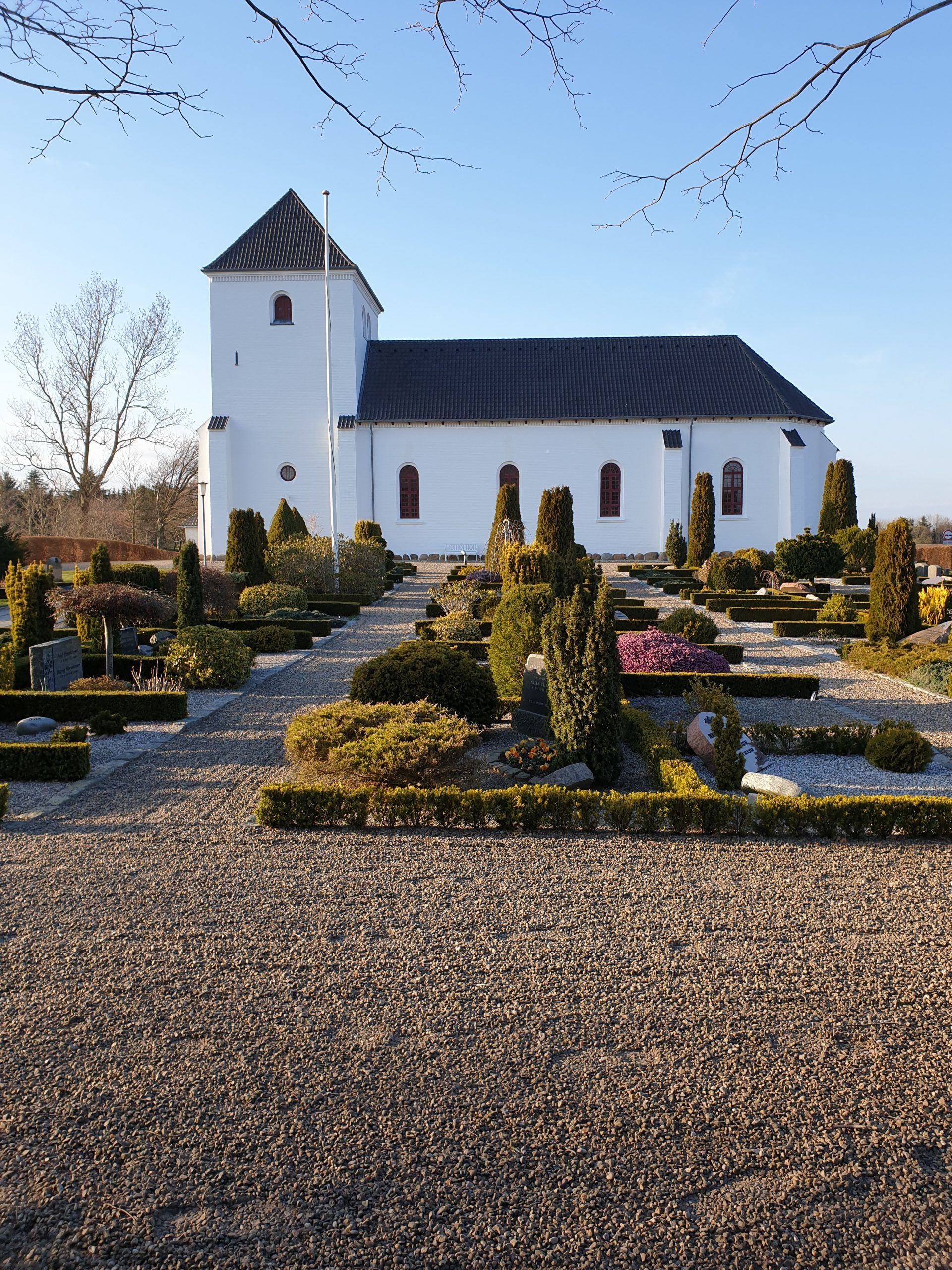 Jerslev Kirke med kirkegård i forgrunden