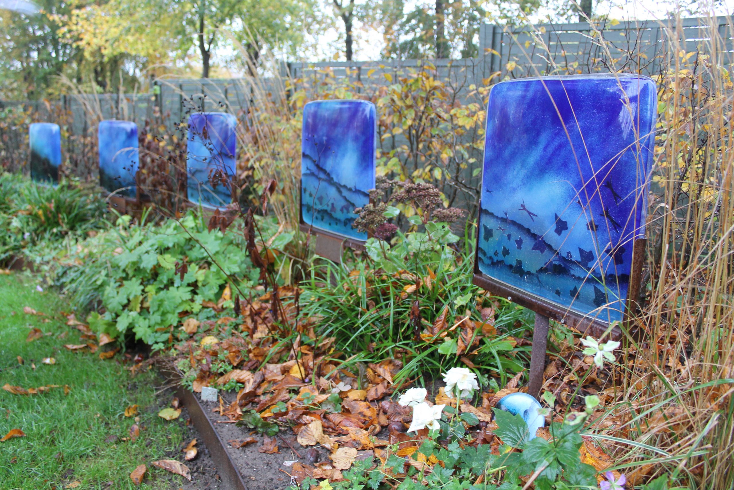 Gravsteder med glas kunst, og vildt voksende planter