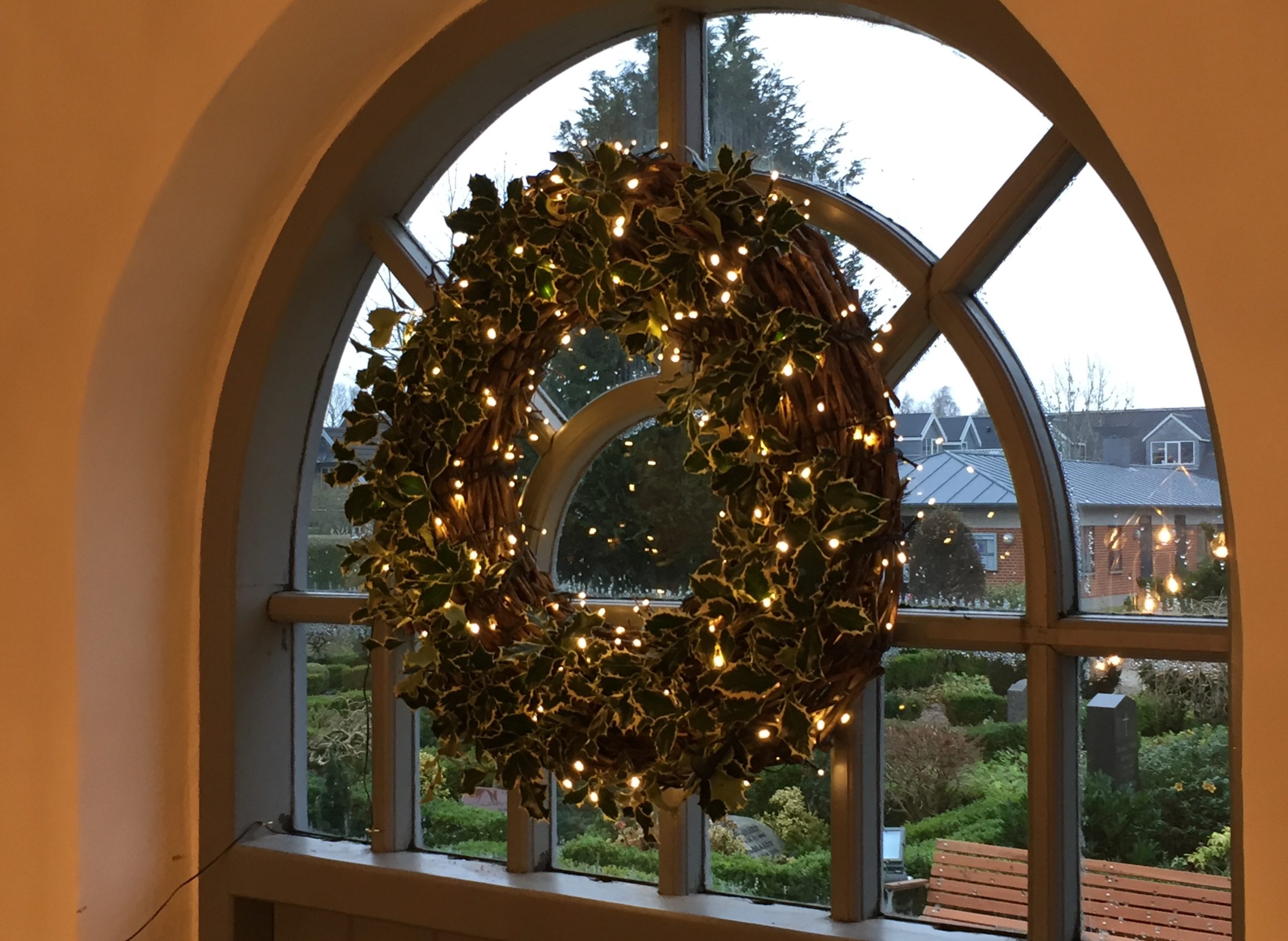 Julekrans i vindue med lys, søften Foldby