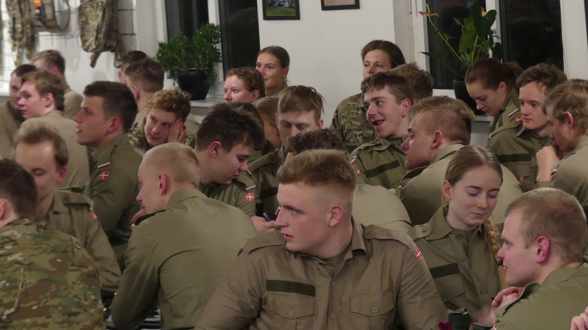 Billede af soldater der sidder samlet i en sal, Grøn kirke