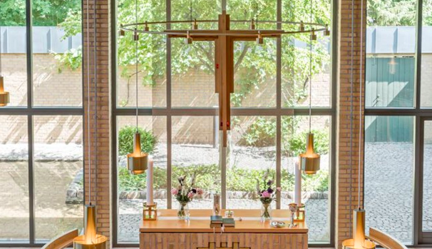 Alterbord i Dyruo kirke, med glas parti bagved.