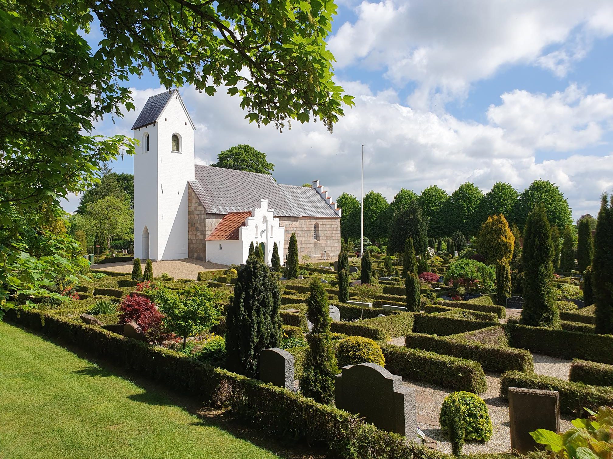 Løvel kirke Løvel Kirkegård