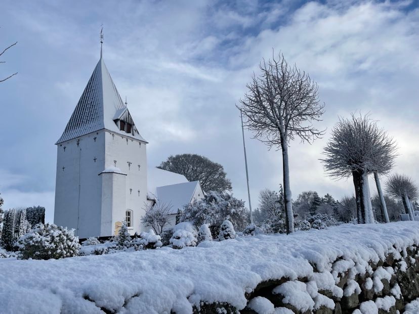 Aastrup Kirke i snevejr